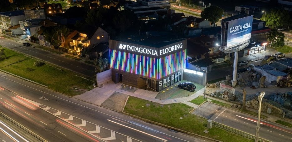Fachada del edificio Patagonia Flooring con Tubos Pixel LED